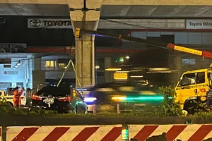 TP Thủ Đức: Ô tô tông dải phân cách, lật nhiều vòng trong mưa