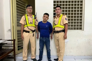 Kẻ cướp giật bỏ xe máy, chạy tẩu thoát vẫn bị CSGT bắt được