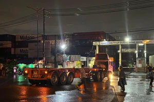 Container ôm cua tông 2 người đi xe máy thương vong