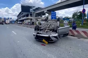 Xe container tông ô tô lật ngửa tại TP Thủ Đức