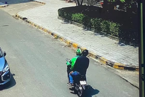 Camera ghi cảnh kẻ gian xông vào nhà giật túi xách người dân