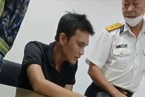 Sau khi được tha thì vào cảng Cát Lái trộm tiếp