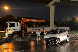 Nữ tài xế điều khiển ô tô tông văng dải phân cách, ngã cột điện