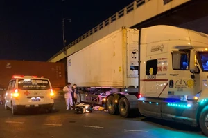 2 người đi xe SH tử vong sau va chạm với container ở vòng xoay Mỹ Thủy