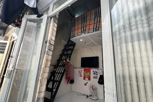 Cha dượng và con gái tử vong với nhiều vết thương trong phòng trọ tại quận 7