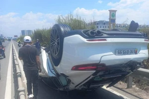 Siêu xe Porsche nổ bánh, lật ngửa trên cao tốc