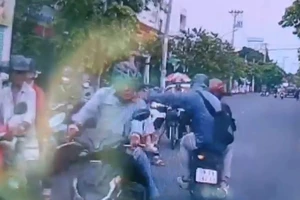 Bắt nhóm giật dây chuyền của người dừng chờ đèn đỏ ở Thủ Đức