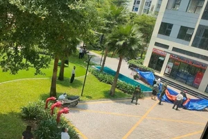 1 người sống ở tầng 25 chung cư rơi xuống đất tử vong 