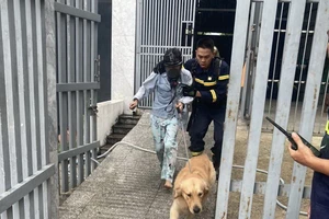 Cảnh sát kịp cứu 1 phụ nữ và con chó trong đám cháy nhà cao tầng ở Thủ Đức