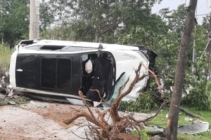 Ô tô do người phụ nữ điều khiển lật nhào trong Khu Công nghệ cao