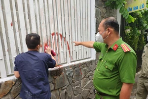 Công an buộc kẻ tạt sơn ở Thủ Đức để đòi nợ đi chùi vết bẩn