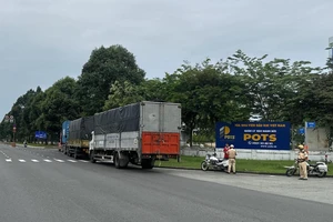 Lắp đặt thêm biển báo cấm ô tô tải trong Khu công nghệ cao