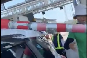 Trạm thu phí Xa lộ Hà Nội nói về clip 'đòi bồi thường 200 triệu' vì ô tô va barie 