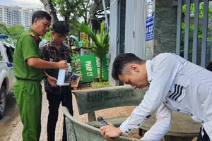 Xịt sơn quảng cáo web cá độ, 3 thanh niên phải đi lau chùi 