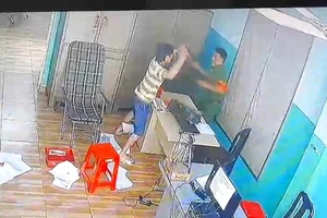 TP.HCM: Người đàn ông cầm hung khí vào trụ sở tấn công công an phường