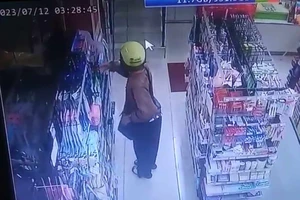 Vào cửa hàng tiện lợi trộm gel bôi trơn, bao cao su...