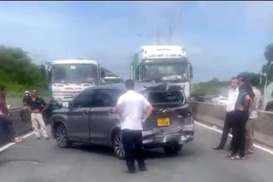 Xe bồn tông liên hoàn 4 ô tô con rồi tiếp tục chạy ở Thủ Đức