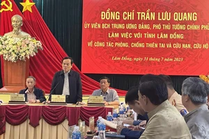 Đưa chó nghiệp vụ đến hiện trường vụ sạt lở tại đèo Bảo Lộc để tìm kiếm