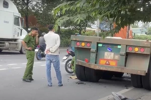 Tài xế xe ôm công nghệ tử vong lúc rạng sáng nghi do va chạm xe container