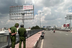 Đang đi bộ trên cầu Bình Lợi, người đàn ông gục ngã rồi tử vong 