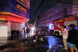 Cảnh sát phá cửa dập tắt đám cháy tại cửa hàng ở quận Tân Bình