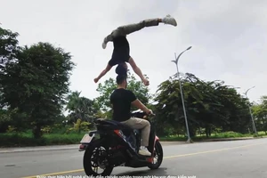 Thông tin mới vụ nghệ sĩ Quốc Cơ, Quốc Nghiệp chồng đầu khi chạy xe máy điện