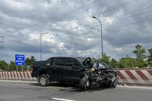 TP Thủ Đức: Ô tô bán tải lao vào dải phân cách, tông gãy trụ đèn, phần đầu xe bẹp dí 