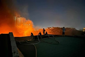 Cảnh sát PCCC ngâm mình dưới kênh nhiều rác thải để chữa cháy tại quận 7