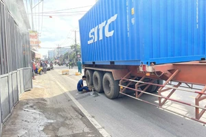TP Thủ Đức: Chồng ngồi khóc bên thi thể vợ bị xe container cán tử vong