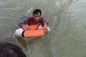 Biên phòng cứu sống người rơi xuống sông trôi dạt từ Long An về TP.HCM