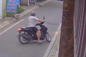 Bắt nghi phạm giả làm từ thiện, lừa 2 cây vàng của cụ già ở Thủ Đức