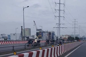 Đoàn mô tô lưu thông trên làn đường ô tô trên cầu Bình Lợi để phục vụ đám cưới