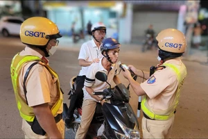 Người vi phạm trình bày muôn kiểu lý do vi phạm nồng độ cồn với CSGT Thủ Đức