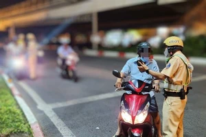 Bị đo nồng độ cồn: Người nói chỉ uống 1 lon, người bỏ xe không đóng phạt