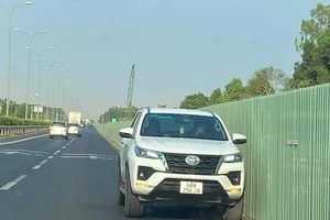 Ô tô chạy ngược chiều trên cao tốc TP.HCM - Dầu Giây