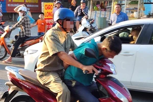 Kẻ giật túi xách của bà cụ tại TP Thủ Đức bị người dân vây bắt