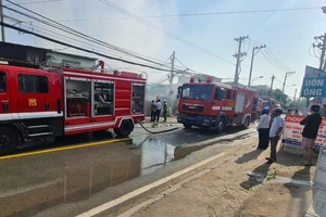 Phong toả đoạn đường để chữa cháy nhà xưởng tại TP Thủ Đức