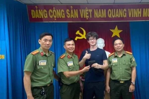 Du khách Ukraine viết thư cám ơn công an sau khi nhận lại ví bị rơi ở Tân Sơn Nhất