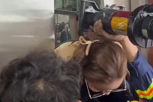 Công an giải cứu hai người mắc kẹt trong thang máy ở Thủ Đức