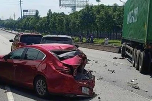 Tai nạn liên hoàn giữa 4 ô tô trên xa lộ Hà Nội