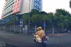 Clip CSGT mở đường cho xe chở sản phụ đi cấp cứu