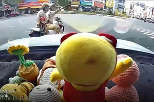 CSGT mở đường đưa cháu bé 2 tháng tuổi bị sặc sữa đi cấp cứu