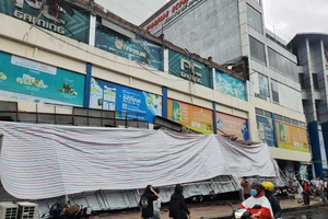 TP.HCM: Biển quảng cáo ở siêu thị rơi đè hàng chục xe máy