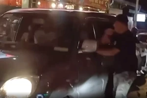 Tạm giữ người đập kính ô tô, hành hung tài xế tại Thủ Đức