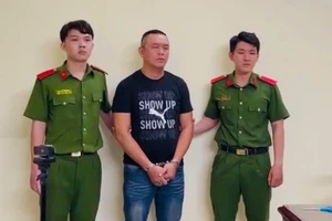 Bắt tạm giam người đập kính ô tô, hành hung tài xế tại Thủ Đức