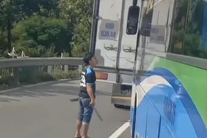 Nam thanh niên cầm mã tấu chặn đầu xe khách ở Thủ Đức