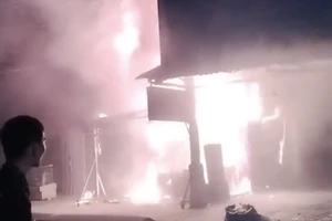 Cháy cửa hàng gà nướng trong chợ Bà Chiểu lúc nửa đêm