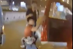 Mâu thuẫn khi chạy xe, tài xế xe bán tải bị tấn công bằng dao vào bụng