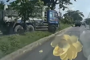 Lập biên bản với tài xế chạy xe qua dải phân cách trên đường Nguyễn Văn Linh