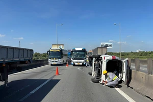 Ô tô 7 chỗ lật trên cao tốc sau va chạm với xe khác